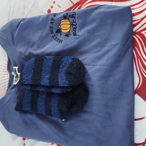 Nwt Meet Me at The Patch Sweatshirt w/fuzzy socks sz S & M - Picture 5 of 5